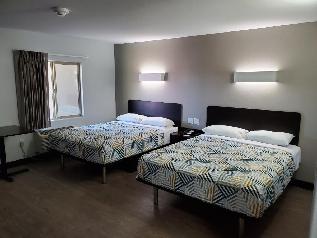 Hotel 6-show Low, Az 2*